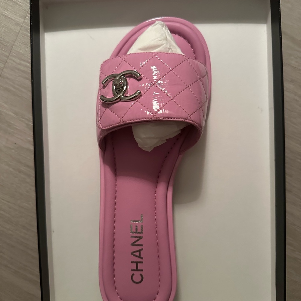 Chanel 23p pink patent slip on turn lock sandals - Picture 3 of 5